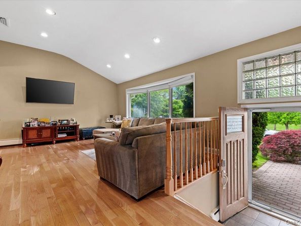 56 Middle Lane, Jericho NY 11753