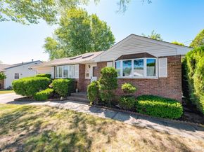 9 Johnson Place, Lindenhurst NY 11757