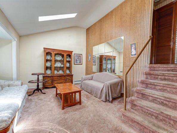 9 Johnson Place, Lindenhurst NY 11757