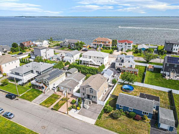 25 E Seacrest Avenue, Lindenhurst NY 11757