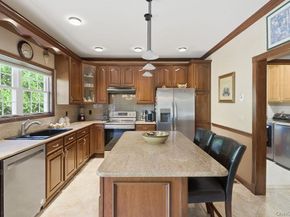 15 Boxwood Lane, Farmingdale NY 11735