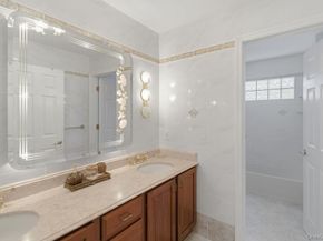15 Boxwood Lane, Farmingdale NY 11735
