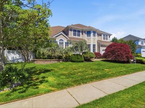 15 Boxwood Lane, Farmingdale NY 11735