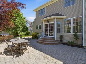 15 Boxwood Lane, Farmingdale NY 11735