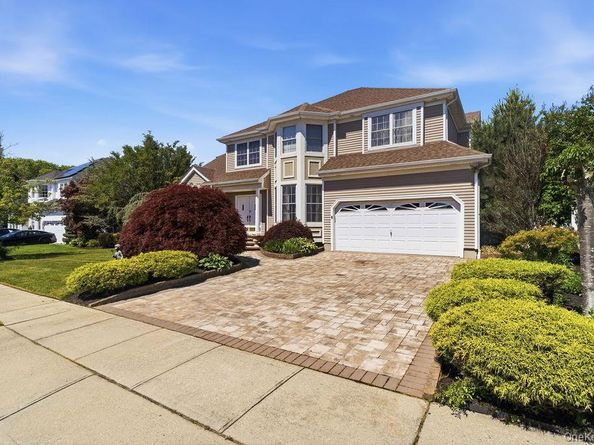 15 Boxwood Lane, Farmingdale NY 11735