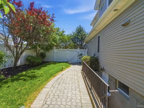 15 Boxwood Lane, Farmingdale NY 11735