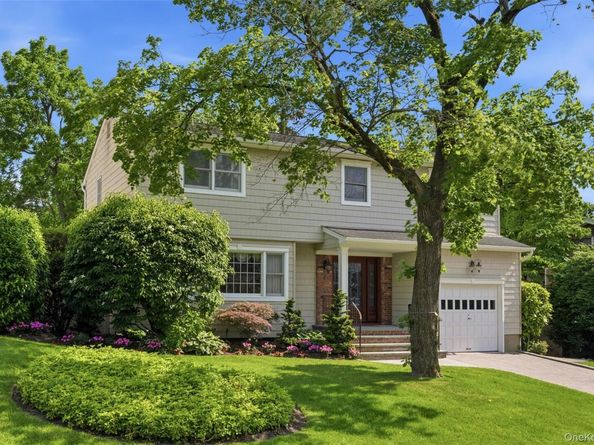 7 Lawrence Court, Syosset NY 11791