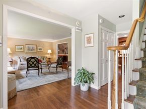 7 Lawrence Court, Syosset NY 11791