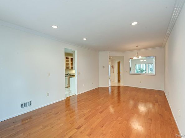 93 Carriage Lane Avon Lower, Plainview NY 11803