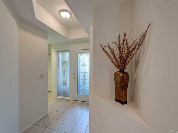 93 Carriage Lane Avon Lower, Plainview NY 11803