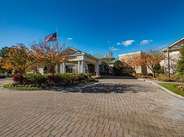93 Carriage Lane Avon Lower, Plainview NY 11803