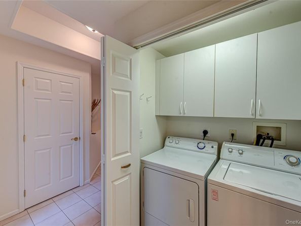93 Carriage Lane Avon Lower, Plainview NY 11803