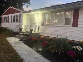 27 E Hamilton Avenue, Massapequa NY 11758