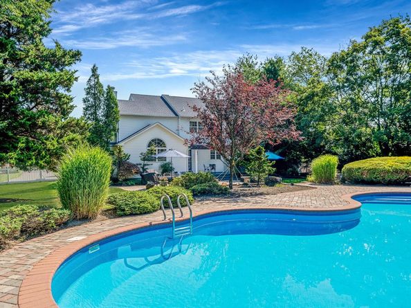 16 Laura Court, Mount Sinai NY 11766