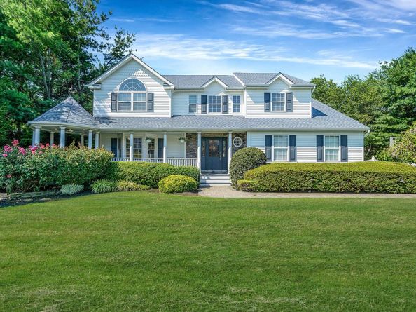 16 Laura Court, Mount Sinai NY 11766