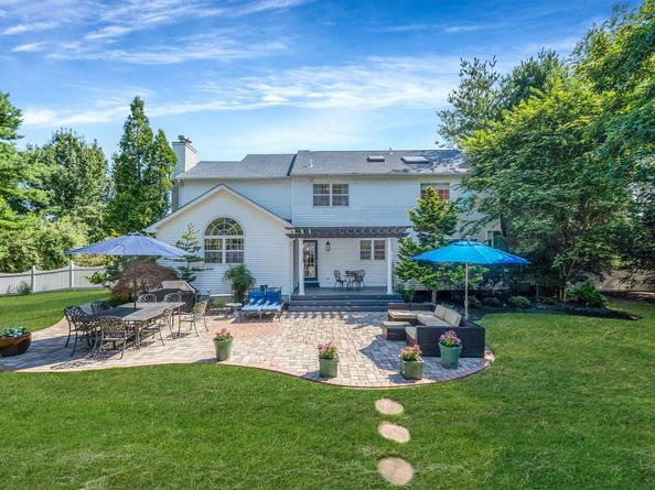 16 Laura Court, Mount Sinai NY 11766