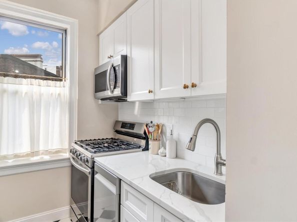 8 Barstow Road 7H, Great Neck NY 11021