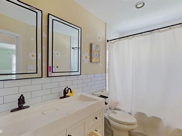 525 Miller Avenue, Freeport NY 11520