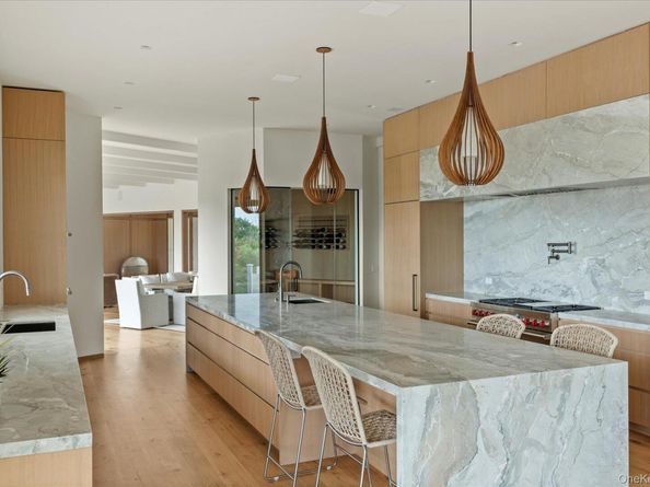 551 Main Street, Quiogue NY 11978