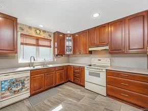 18 Tacoma Lane, Syosset NY 11791