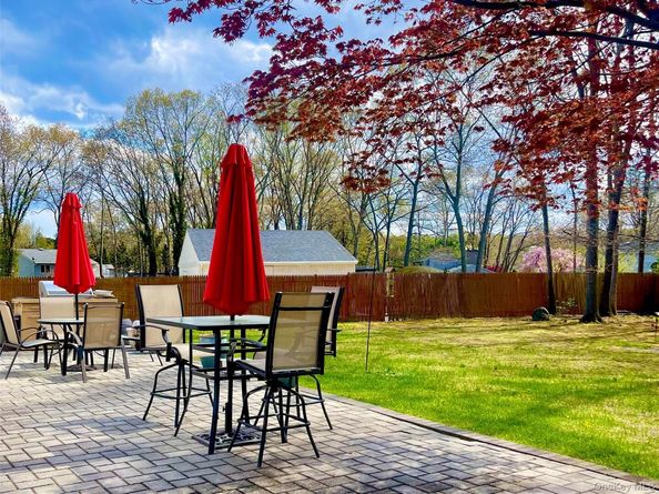 8 Tahoe Court, Coram NY 11727