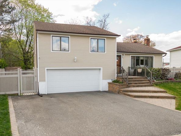 29 Audley Circle, Plainview NY 11803