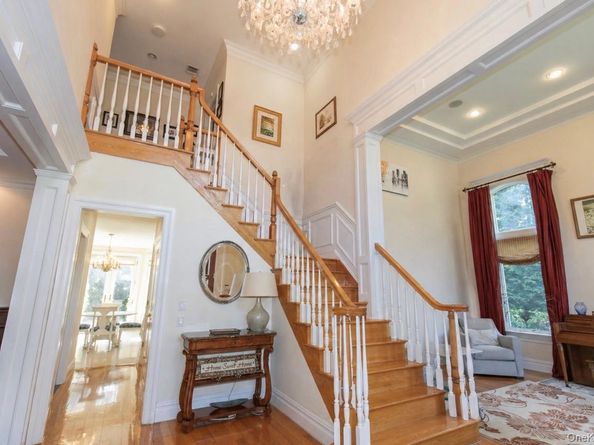 23 FOX HUNT Lane, Great Neck NY 11020