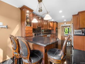 25 Windsor Gate Drive, North Hills NY 11040