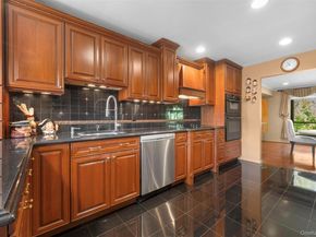 25 Windsor Gate Drive, North Hills NY 11040