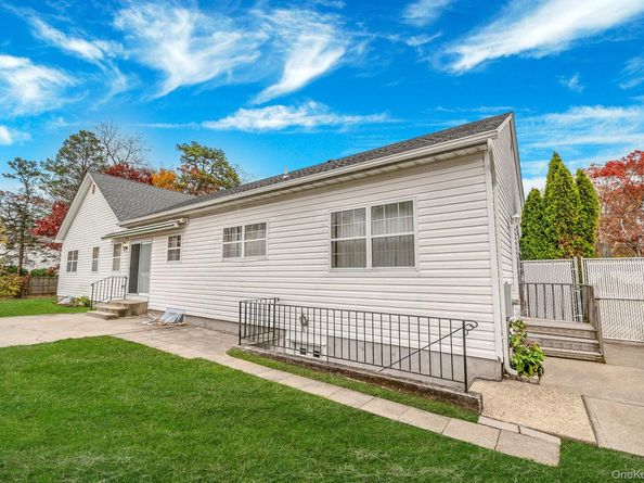 1 Monaco Court, Ronkonkoma NY 11779