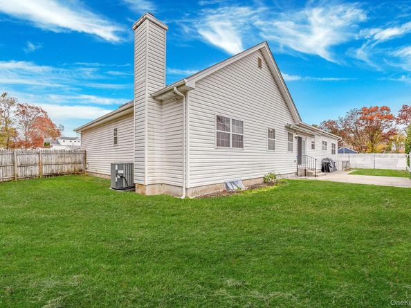 1 Monaco Court, Ronkonkoma NY 11779