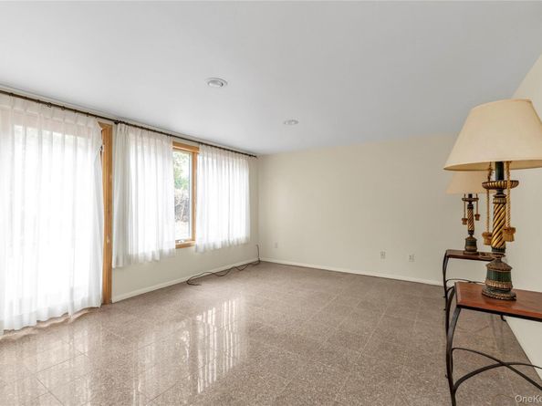 129 Gilmar Lane, Roslyn Heights NY 11577