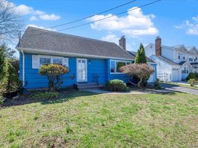 11 Glenwood Road, Glen Head NY 11545