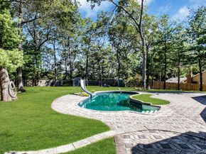 7 Whitespruce Lane, Hauppauge NY 11788