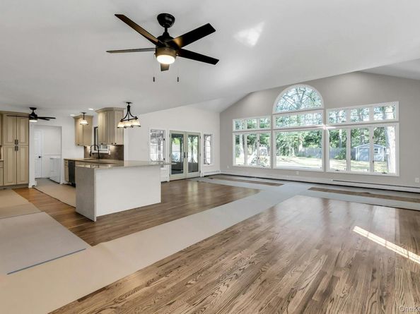 7 Whitespruce Lane, Hauppauge NY 11788