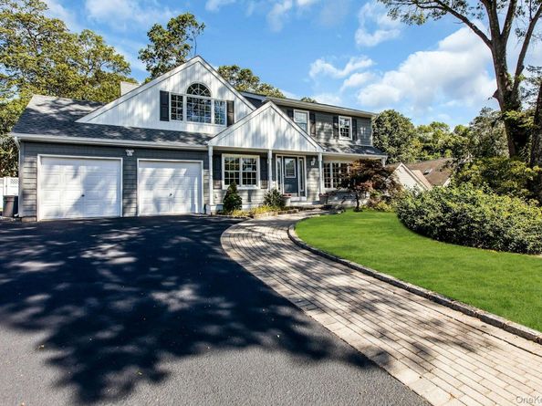 7 Whitespruce Lane, Hauppauge NY 11788