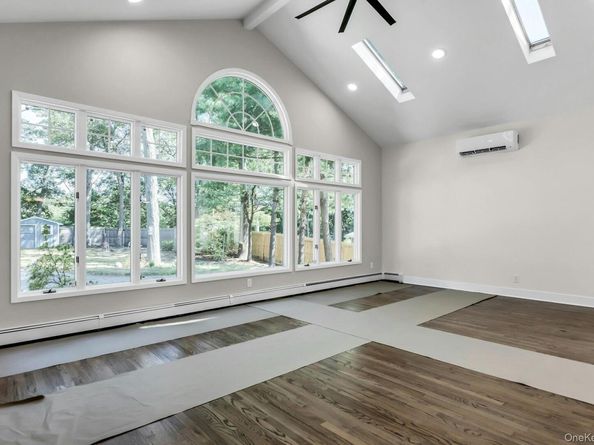 7 Whitespruce Lane, Hauppauge NY 11788