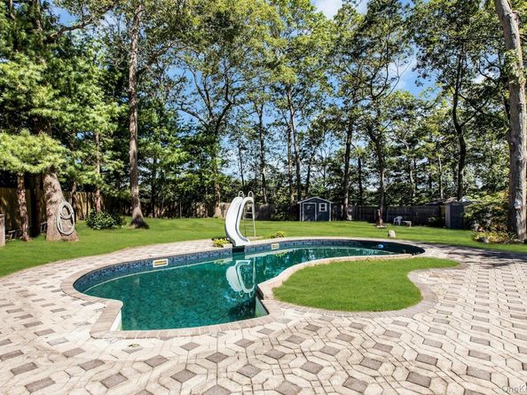 7 Whitespruce Lane, Hauppauge NY 11788