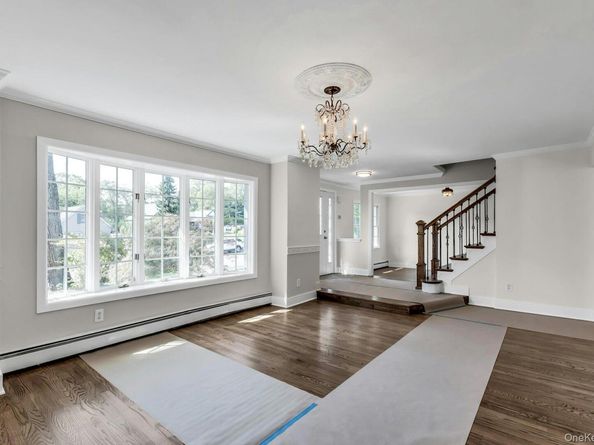 7 Whitespruce Lane, Hauppauge NY 11788