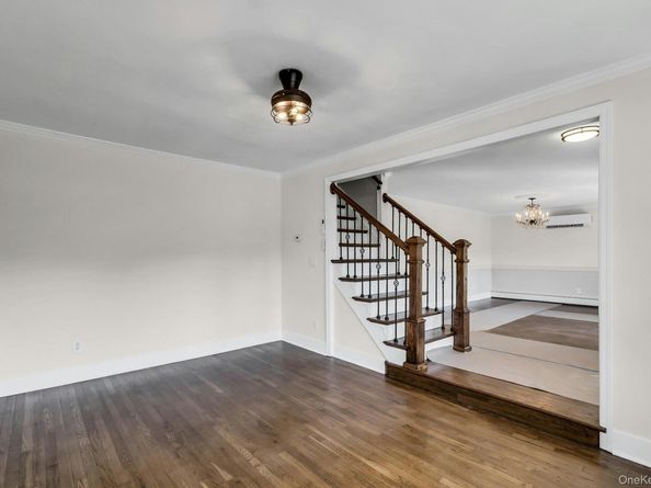 7 Whitespruce Lane, Hauppauge NY 11788
