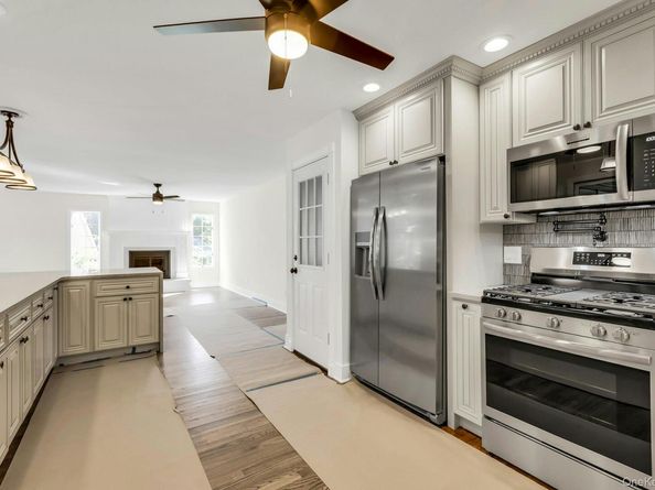 7 Whitespruce Lane, Hauppauge NY 11788
