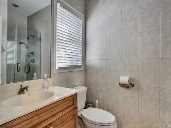 18 Hamlet Drive, Plainview NY 11803