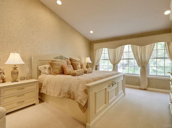 18 Hamlet Drive, Plainview NY 11803