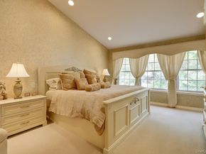 18 Hamlet Drive, Plainview NY 11803
