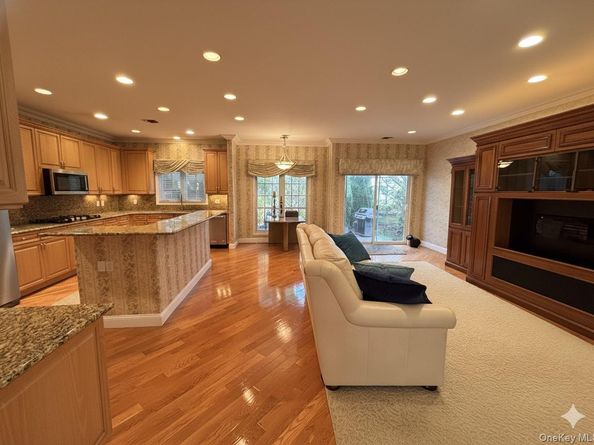 18 Hamlet Drive, Plainview NY 11803