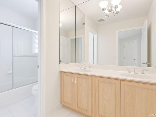 18 Hamlet Drive, Plainview NY 11803