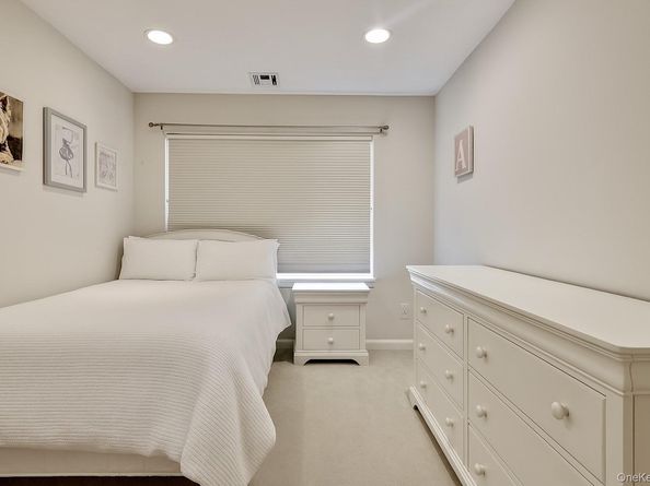 18 Hamlet Drive, Plainview NY 11803