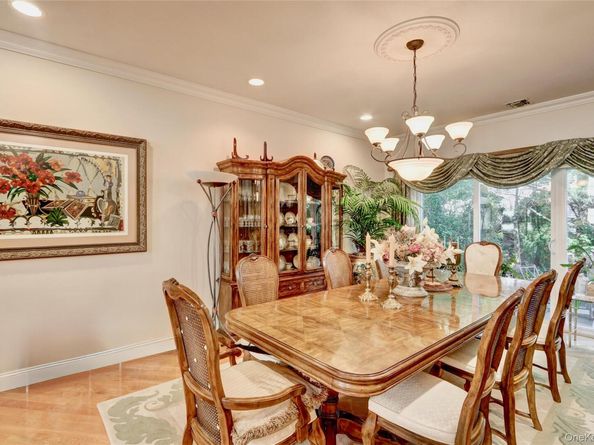 18 Hamlet Drive, Plainview NY 11803