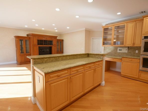 18 Hamlet Drive, Plainview NY 11803