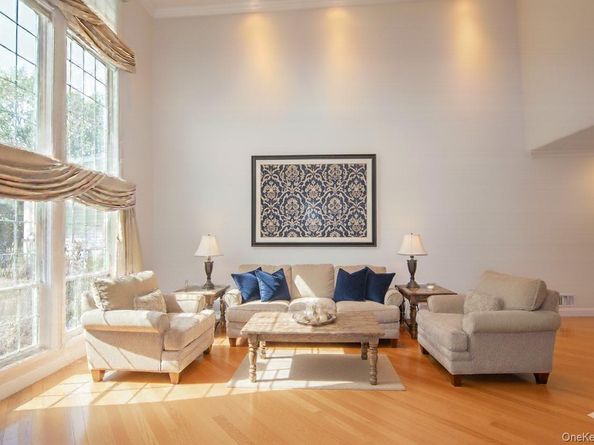 18 Hamlet Drive, Plainview NY 11803